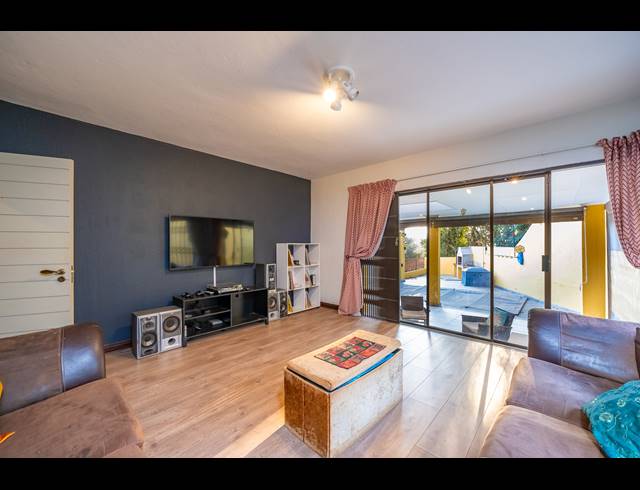 6 BEDROOM FREEHOLD FOR SALE IN ROBIN HILLS